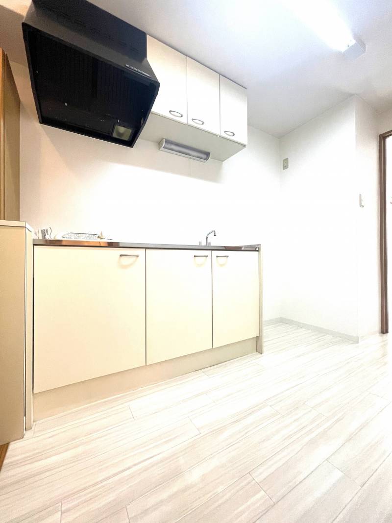 収納と作業スペースがしっかり！清潔感のあるキッチンでお料理！