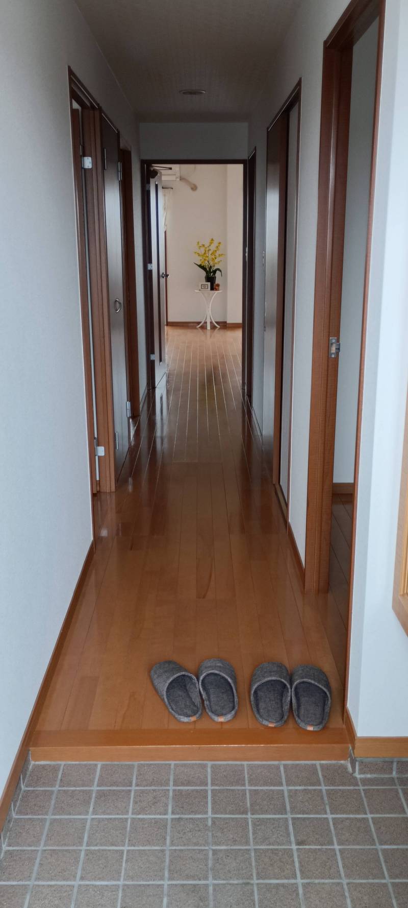 玄関には大きな靴箱があります