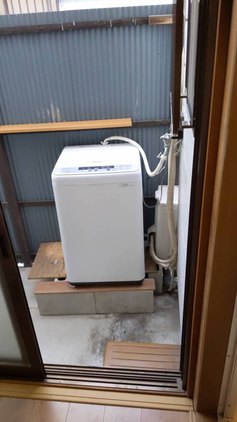 屋外ベランダに洗濯機が付いています。物干し場と兼用です。