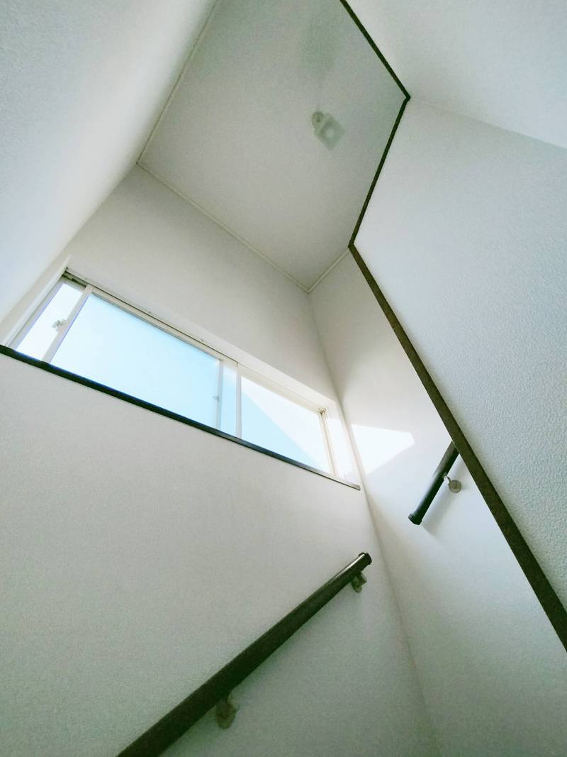 階段の吹き抜け。心地よい風が通り抜けます。