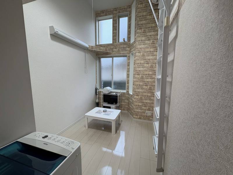 ♪エアコン付きで窓が大きく明るくて広い室内で家具家電付き♪