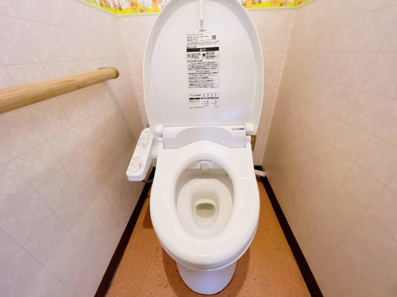 清潔感のある洋式トイレ、ウォーシュレット付き