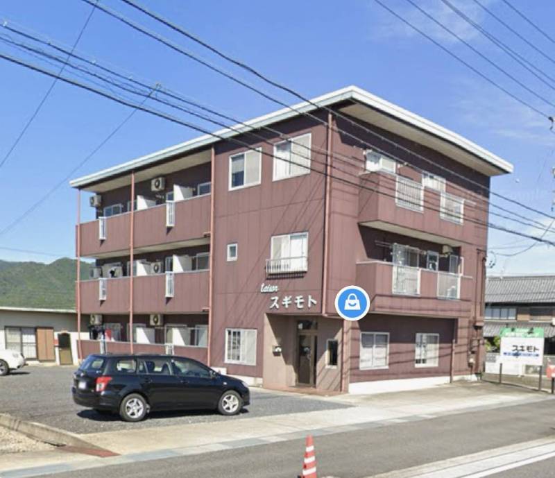交差点の角にある三階建の建物です。
一階に背広屋があります。
