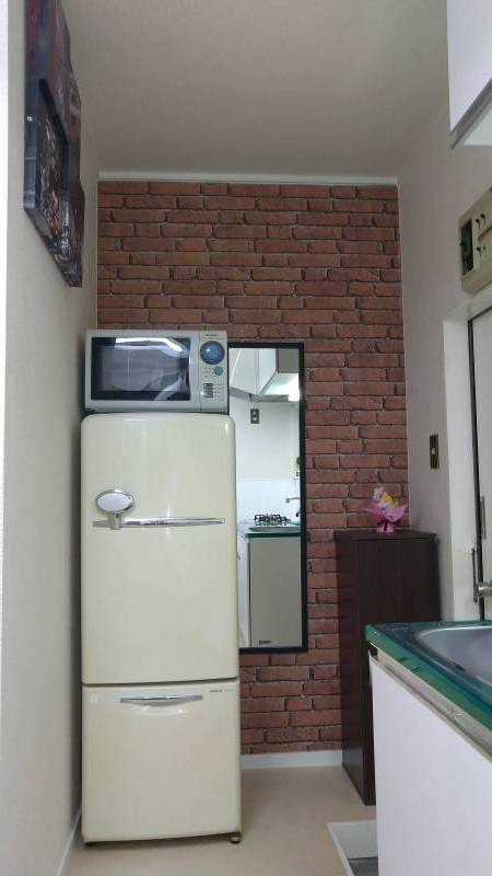 玄関は冷蔵庫・電子レンジ・ミラーとレンガ調クロスの玄関です。