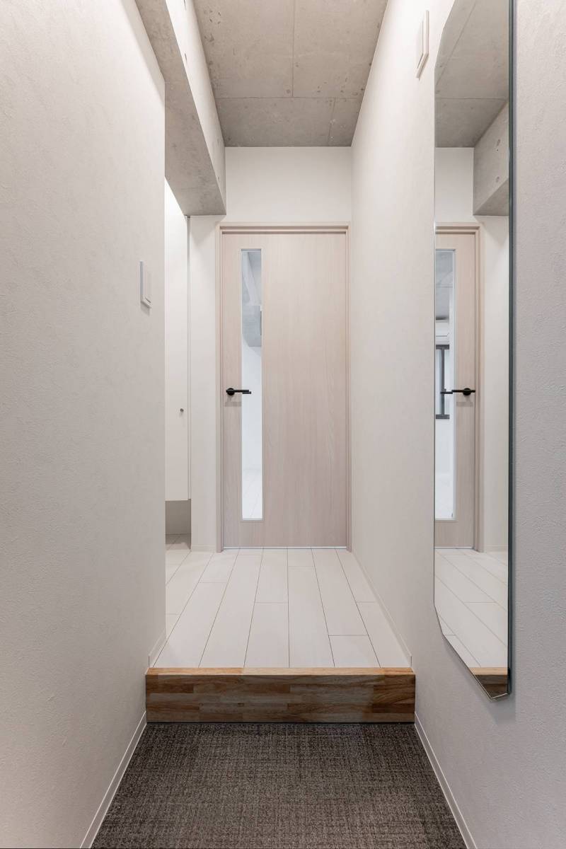 玄関横には風水を考慮した八角形姿見があり、運気もアップ‼️