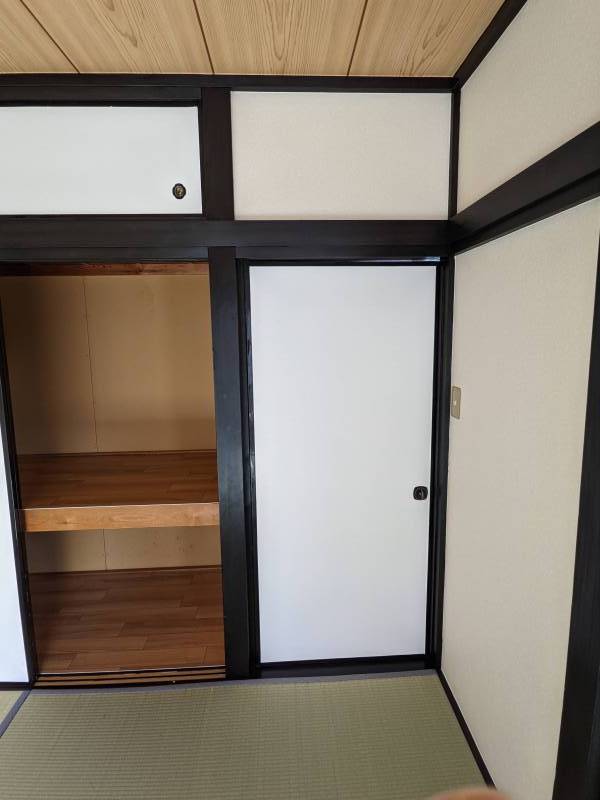 たっぷり収納の和室物入れ、天袋も付いてます。