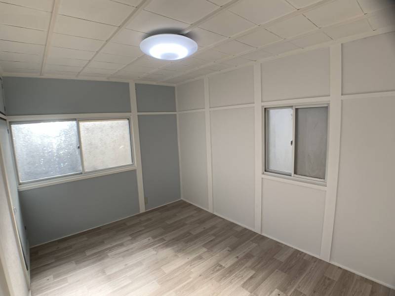 階段を上がって左の洋室の別角度になります