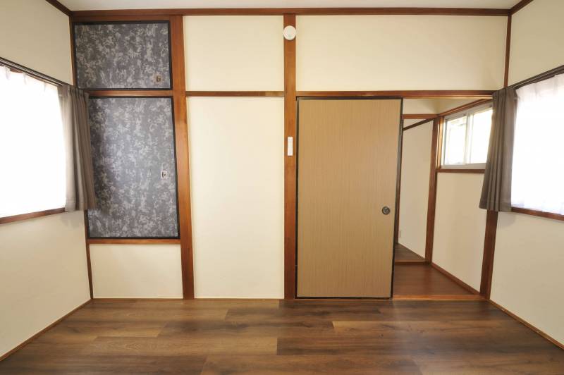 2F 6畳洋室②。白とブラウンの落ち着いた色合いです