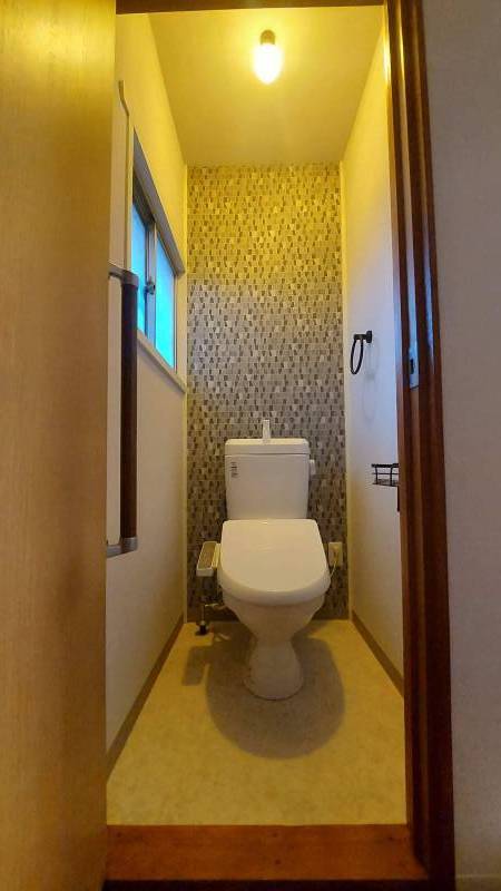 清潔感のあるトイレは、タオル掛け、ペーパーホルダー付き