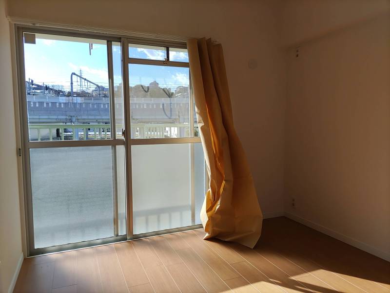 入って右側の４．５帖です。カーテンは仮の紙製。外の解放感。