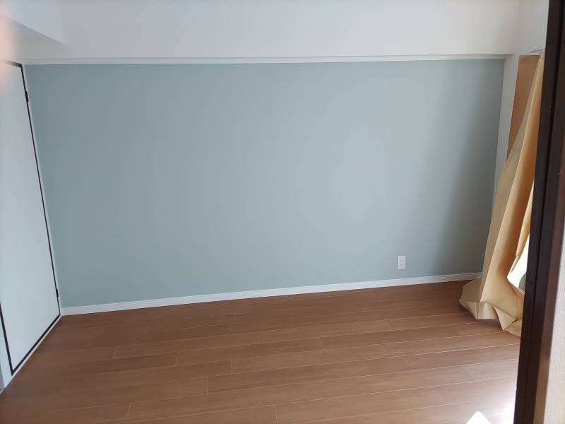 入って左側の６帖。おしゃれなワンポイントウォール