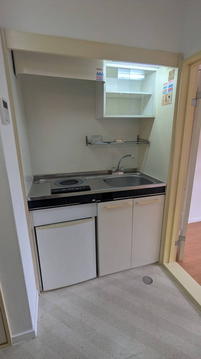 IHクッキングヒーターとミニ冷蔵庫付きキッチンです