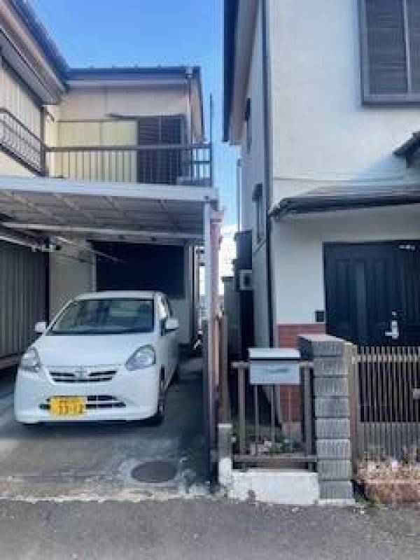 敷地内に屋根付駐車スペースあるので移動も楽々♪