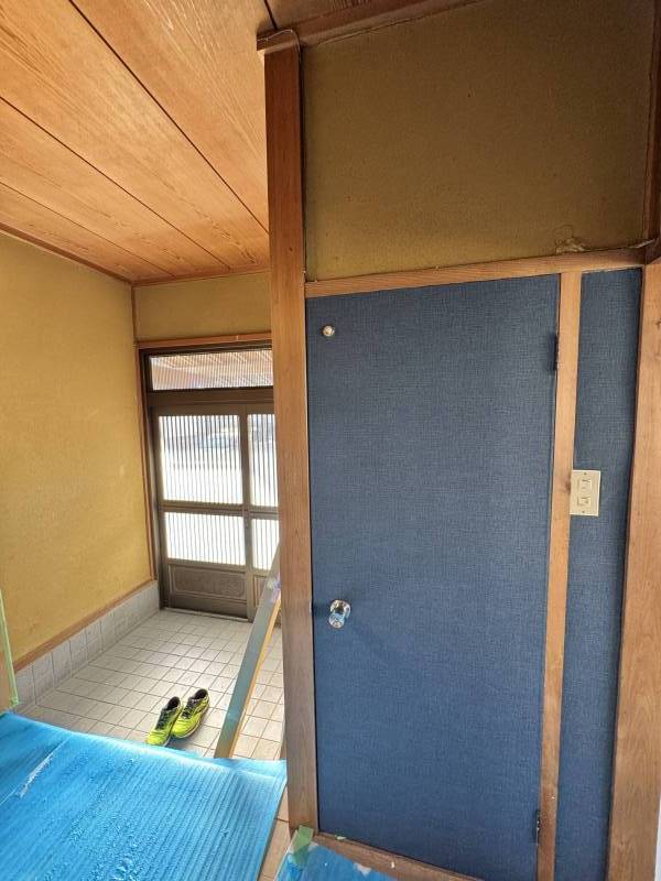玄関内側から。右のドアはトイレです。