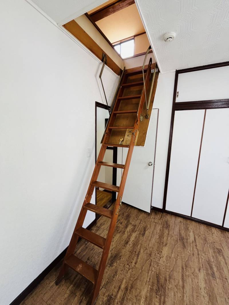 屋根裏収納への階段