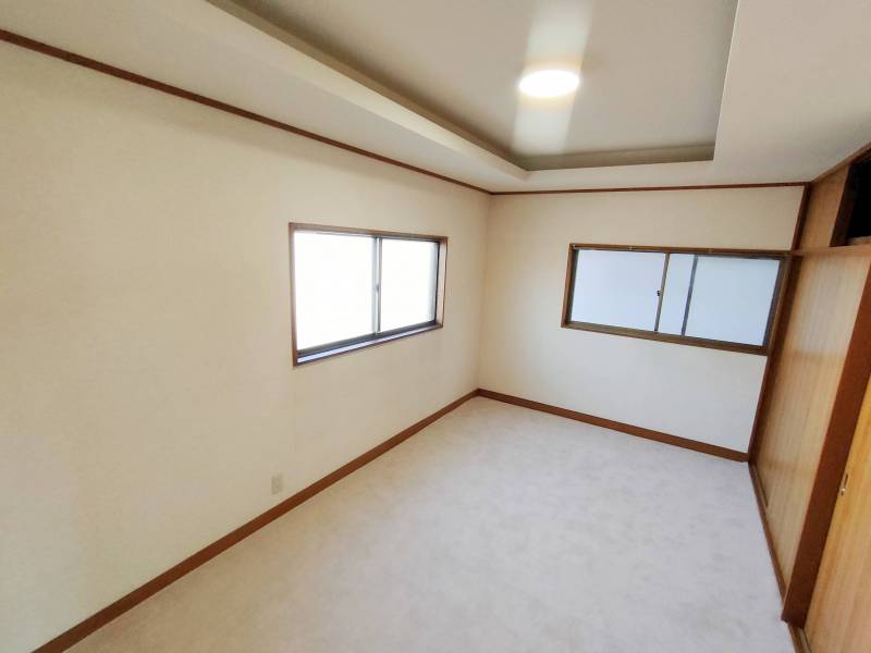 洋室7.5畳　絨毯は新品です
