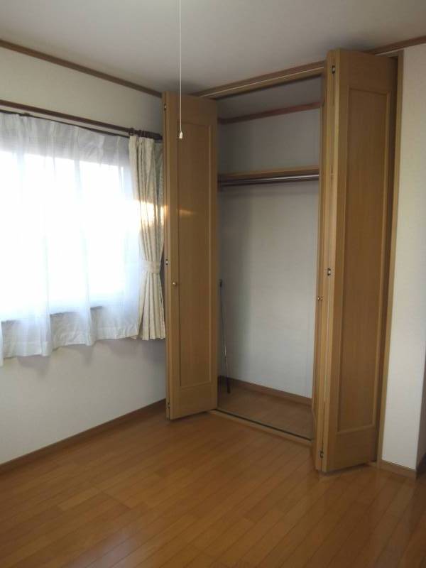 2F　洋室　5.3畳  収納付き