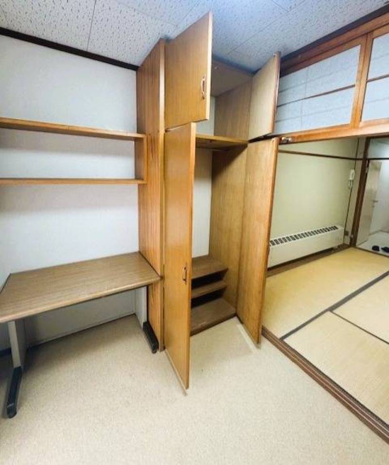 洋室。机・棚・物入２本付き。不要なら無料で撤去します。