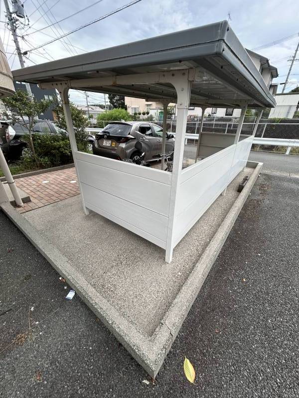 敷地内にはバイクも停められる駐輪場があります♪