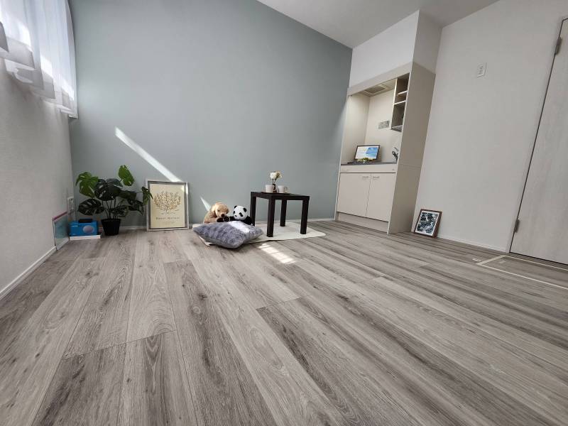 北欧風のアクセントクロス。
広々の居室、日当たり最高です。