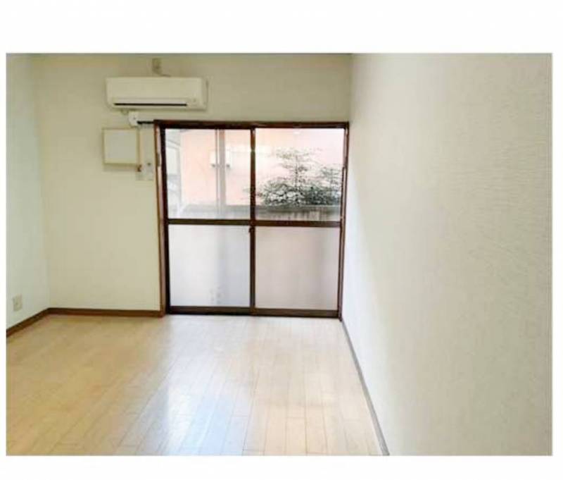 リフォーム完了！窓も広々♪隣家の庭に面しているので人通りなし