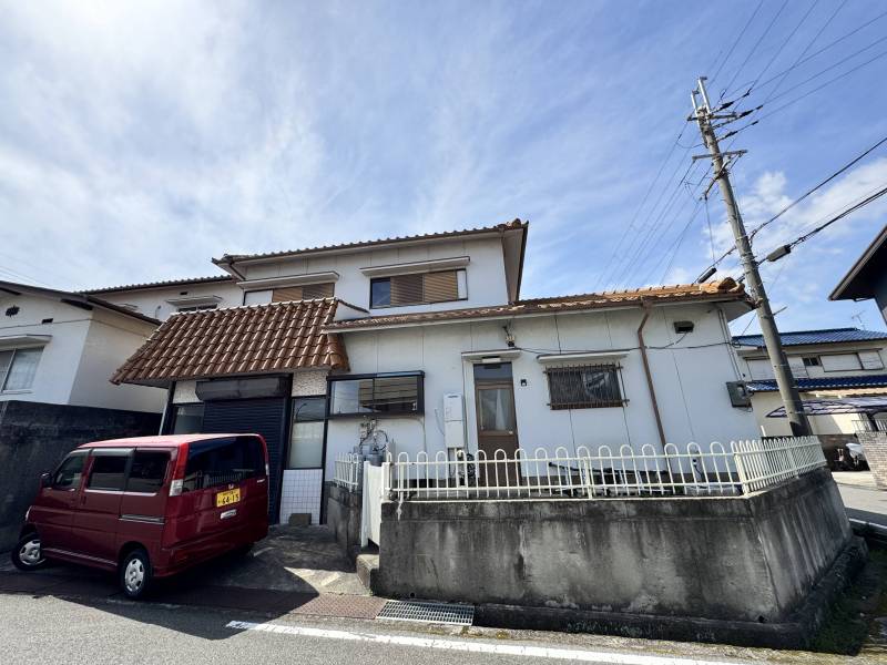 反対側にも駐車スペース。事業用車や来客時も慌てず停められます