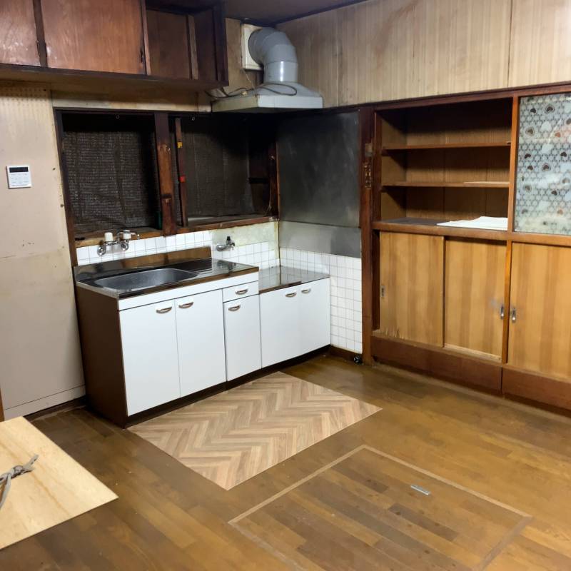 キッチン新品設置済！入居者様の意向で更に周辺修復可能です。