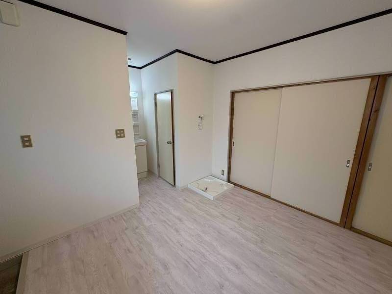 独立洗面台の近くには安心の室内洗濯機置き場です！