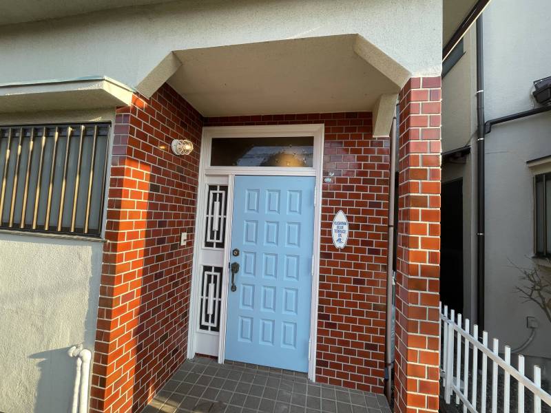 玄関　ツートンカラーのドアで帰るたびにわくわく