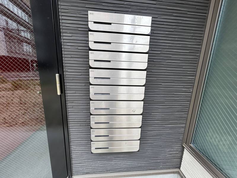 ポスト。1階の建物入り口脇にあります。