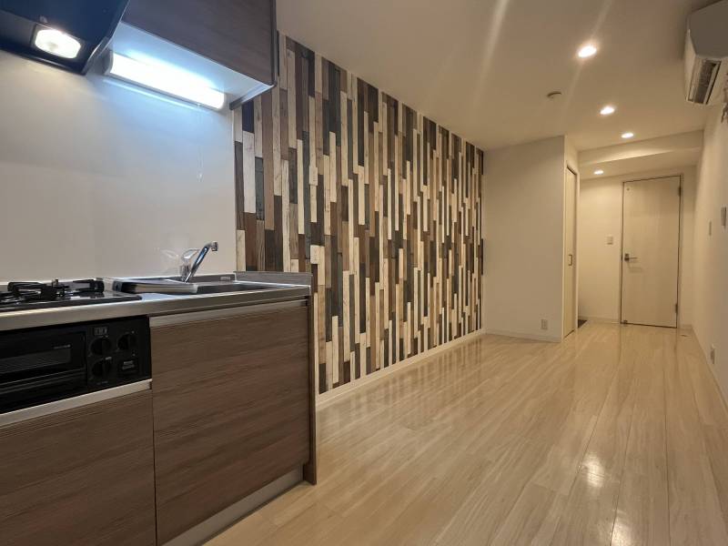 キッチンとリビング。奥から玄関へ。