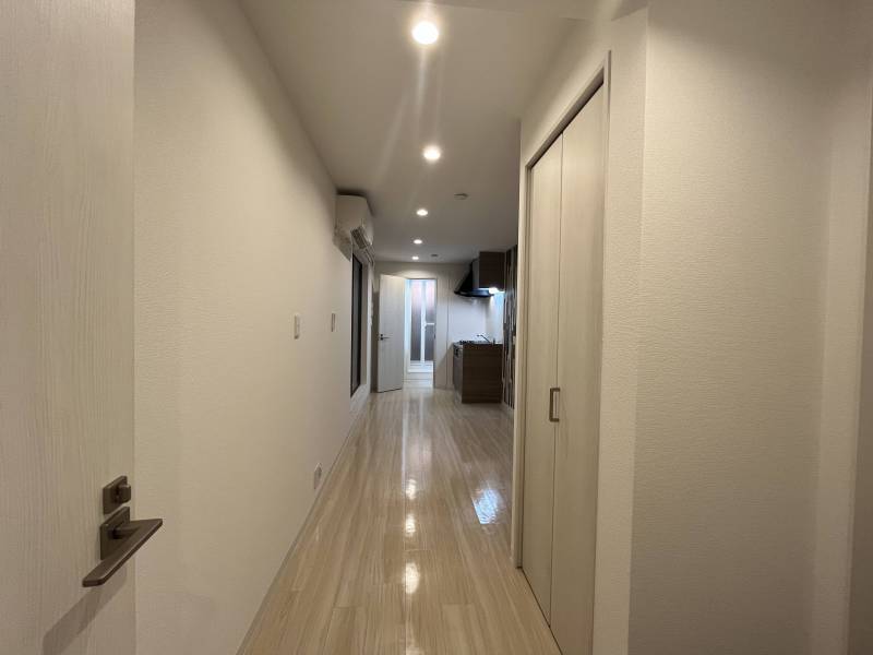 玄関から部屋の奥へ。