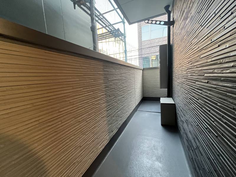 ベランダ。隣地で建物建設中。