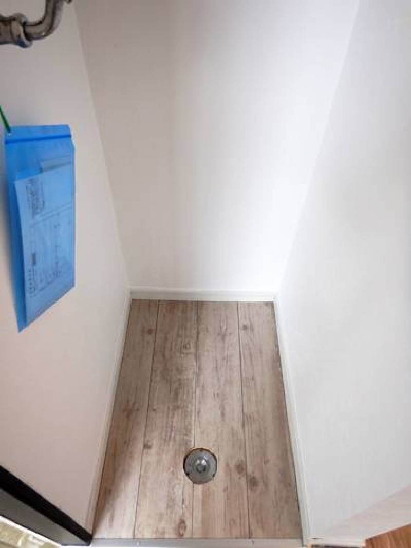 パレット西生田B　101
玄関の隣に洗濯機置き場があります。