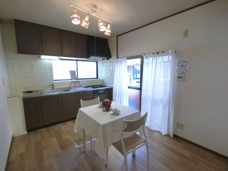 窓ありで温もりのあるダイニングキッチンです！