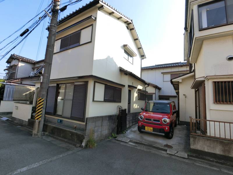 リビング横が駐車場です。荷物の積み下ろしも便利！！