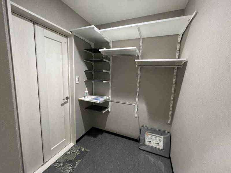 シューズスルークローゼット付き。お手持ちの靴服鞄全収納。