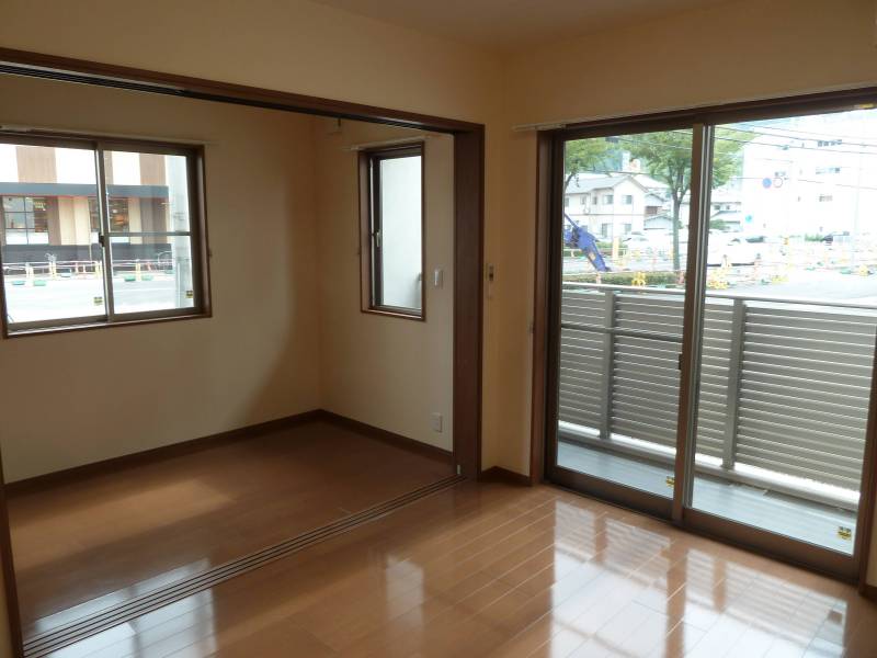 南・西に大型ワイド２重窓
南窓に大型スーパーマーケット