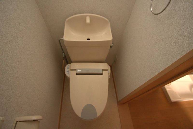 トイレ　温水洗浄便座付き