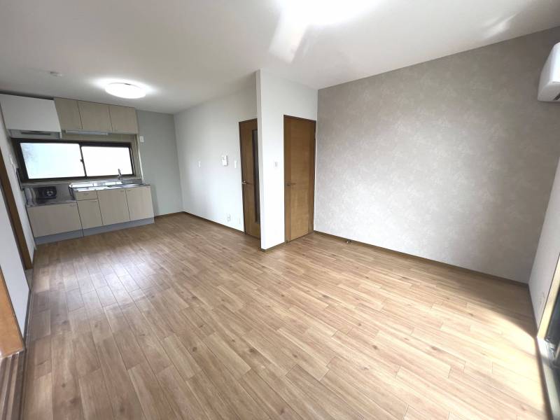 全室大きな窓で明るい洋室です