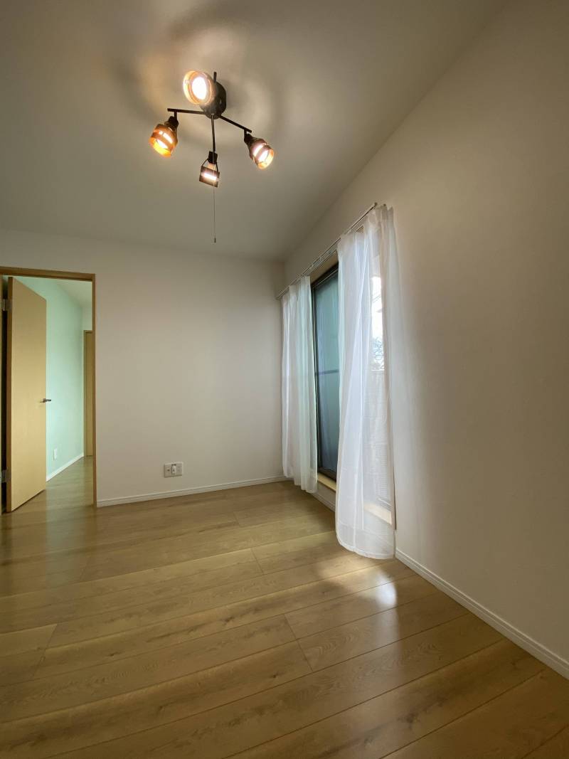 外の景色が一望できるバルコニー付きのリビング