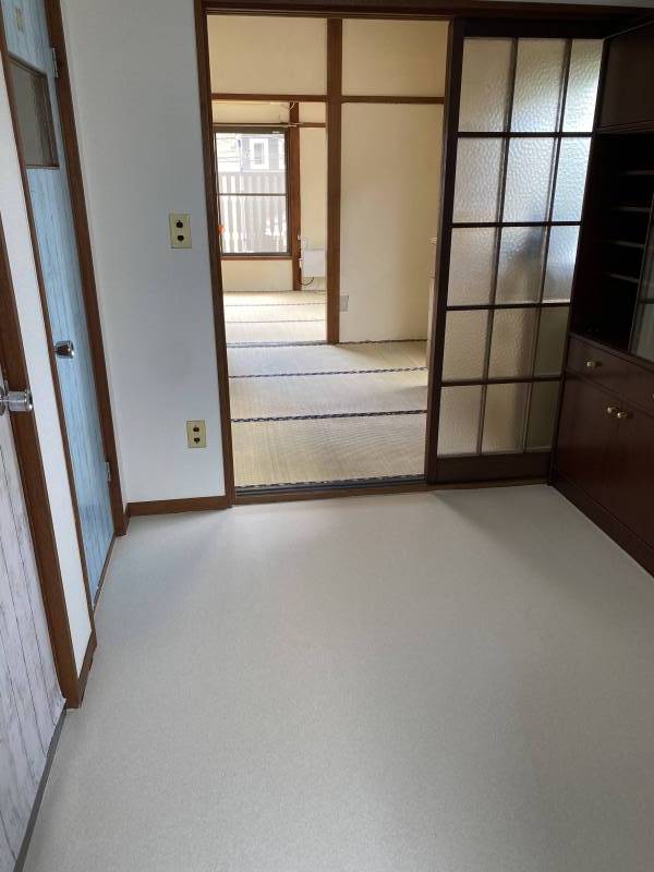 玄関から部屋への眺めです。