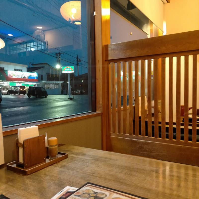 徒歩5分くらいにおいしいお蕎麦屋さんがあります。