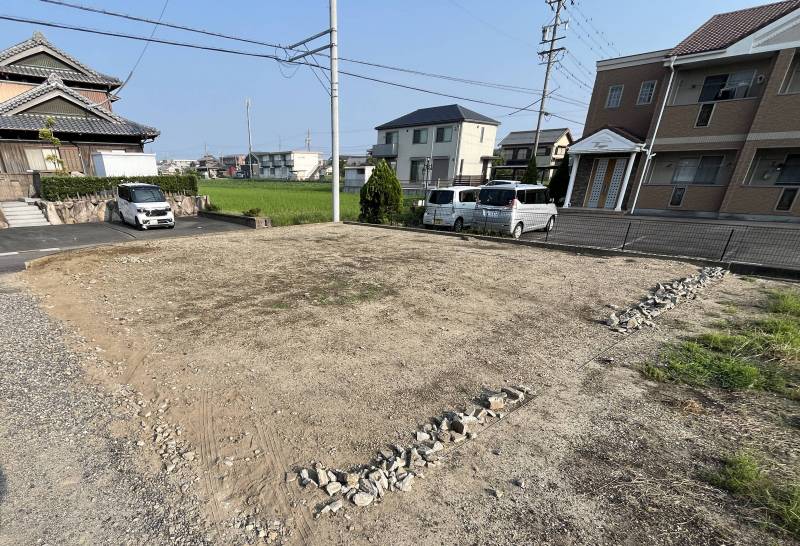 前面空き地を駐車場として利用できます。