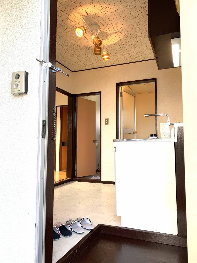 玄関から明るいお部屋