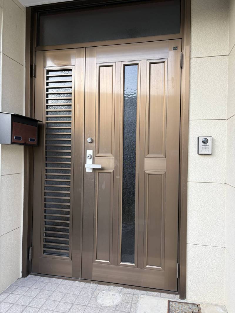 玄関（ポスト、インターホンは新品）