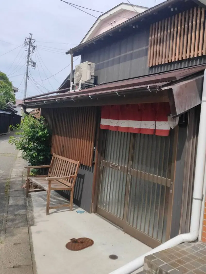 お隣は人気の民泊『桜枝館』