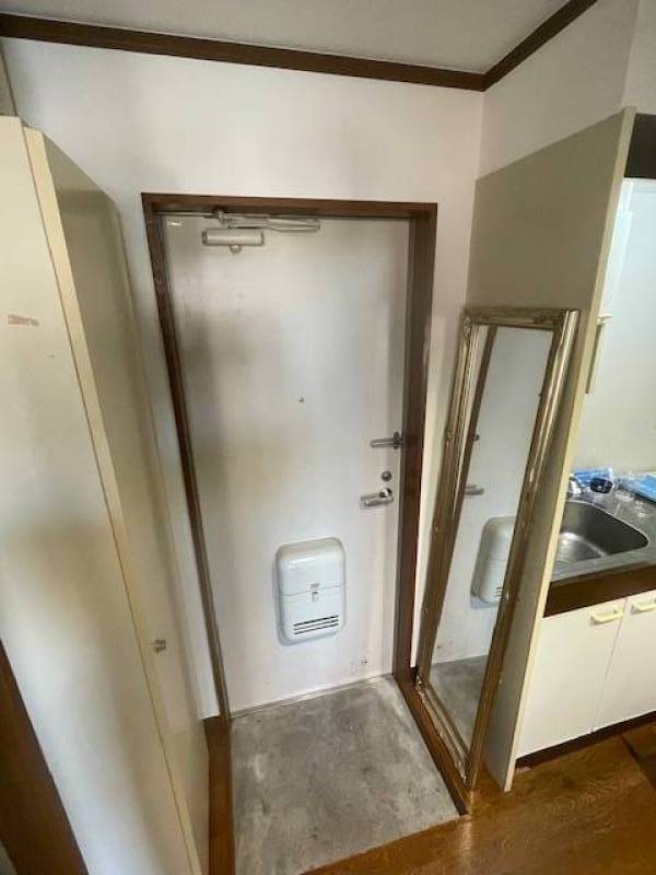 玄関には靴箱と姿見があります