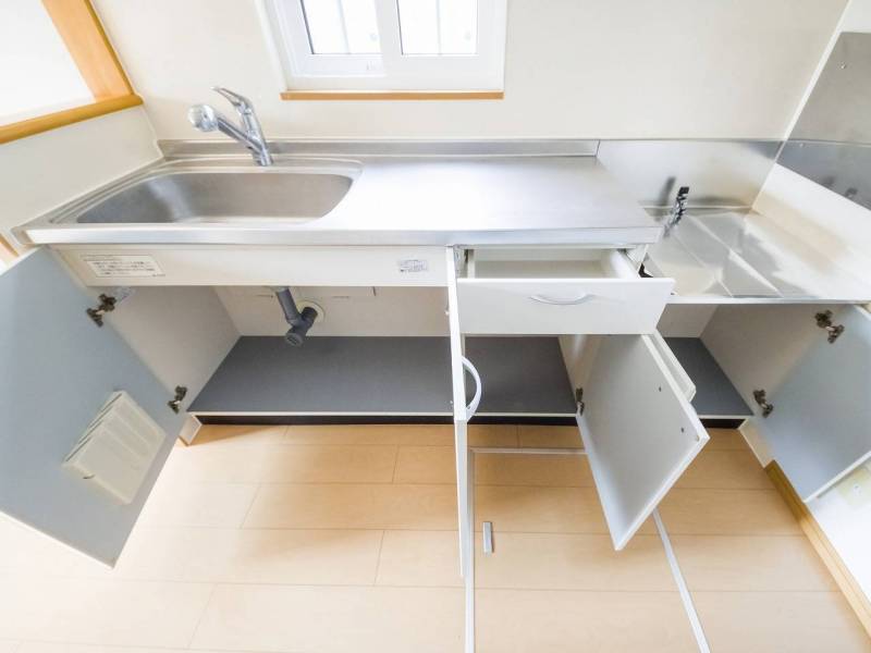 キッチンの収納スペースも十分。作業スペースも広々としています