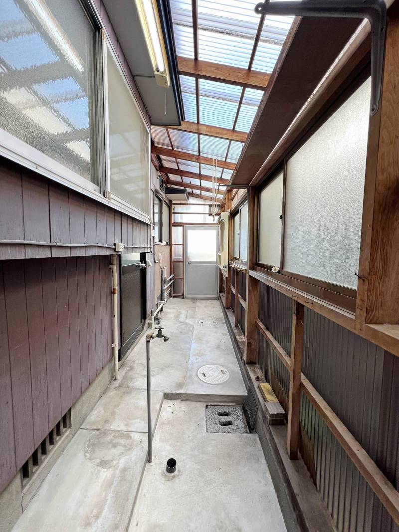 キッチンから直結の屋根付きテラス。選択置き場はここ。
